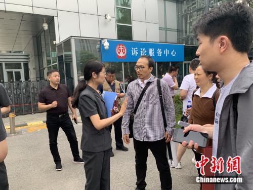 謝中華及親朋參加一審開庭 楊雨奇 攝 點(diǎn)擊進(jìn)入下一頁