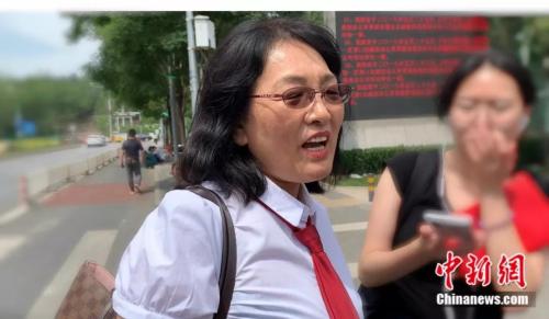 受害者方辯護(hù)律師姜麗萍接受媒體采訪 <a target='_blank' >中新網(wǎng)</a> 楊雨奇 攝 點(diǎn)擊進(jìn)入下一頁